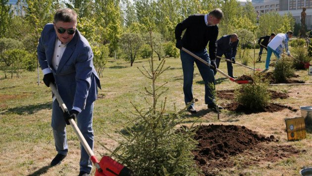 Ветераны спорта посадили деревья на олимпийской "Аллее чемпионов" в Астане