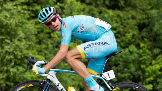Видео падения капитана "Астаны" Кангерта на "Джиро д'Италия", из-за которого он завершил гонку