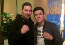 Майк Алтамура (слева) и Данияр Елеусинов. Фото с сайта fightnews.com