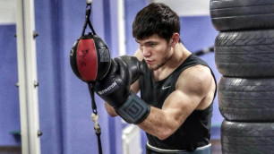 Казахстанский боксер-нокаутер заставил сдаться американского проспекта во время спарринга в зале Мейвезера