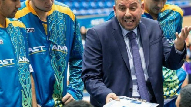 СМИ сообщили об уходе главного тренера Илиаса Папатеодору из баскетбольной "Астаны"