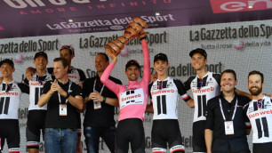 Том Дюмулен (в центре). Фото "Джиро д'Италия"