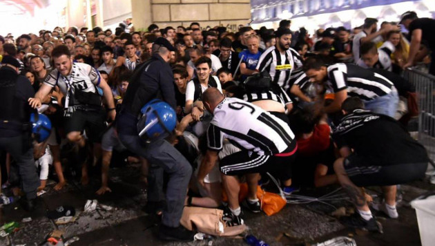 Взрывы петард вызвали панику и давку среди фанатов "Ювентуса" в фан-зоне Лиги чемпионов в Турине