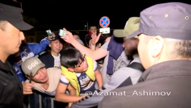 Казахстанские болельщики стащили кепку с головы датского футболиста после матча в Алматы