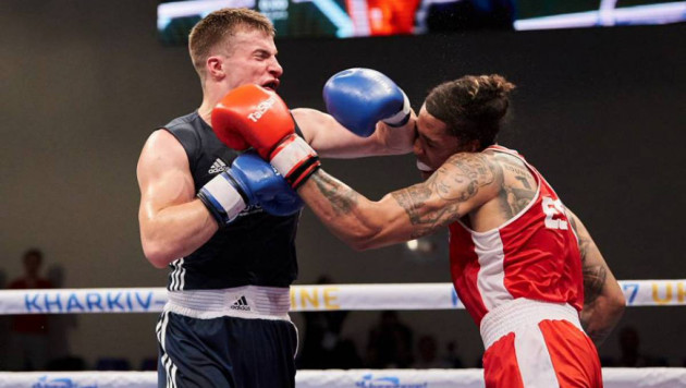 Боксеры отправили друг друга в одновременный нокдаун на чемпионате Европы