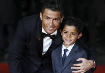 Криштиану Роналду с сыном. Фото Business Insider