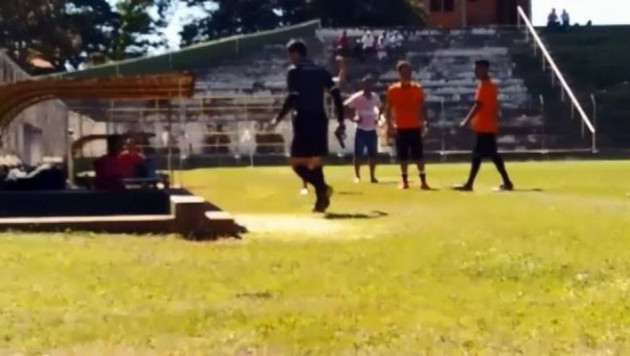 Бразильский арбитр с пистолетом в руках пытался арестовать ударившего его футболиста