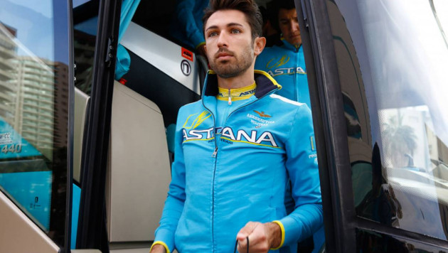 Гонщика "Астаны" увезли в больницу после падения на 11-м этапе "Тур де Франс"