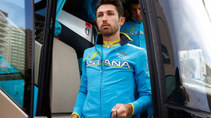 Гонщика "Астаны" увезли в больницу после падения на 11-м этапе "Тур де Франс"