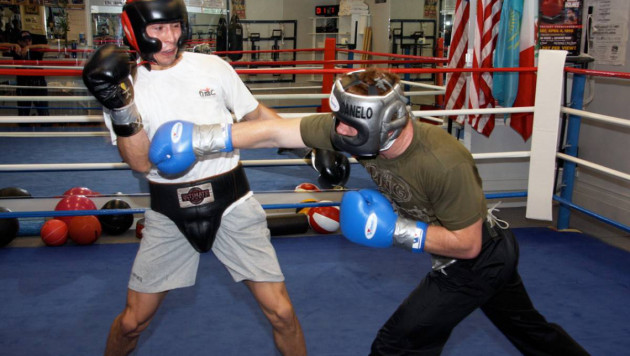 Казахстанскому боксеру предложили стать спарринг-партнером "Канело" для подготовки к бою с Головкиным