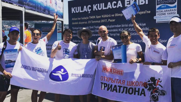 Спортсмены школы триатлона World Class Almaty переплыли пролив Босфор