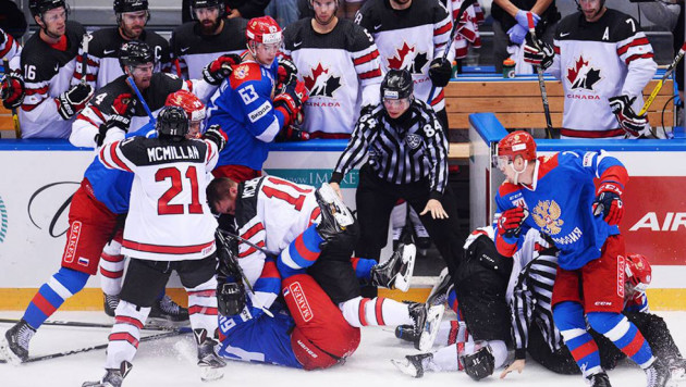Появилось видео массовой драки российских и канадских хоккеистов на турнире в Сочи