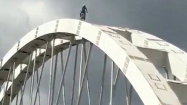 Экстремал попытался спуститься с моста на велосипеде в Астане 