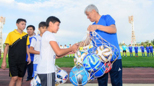 Аким Алматинской области принял участие в футбольном матче в рамках празднования Дня спорта