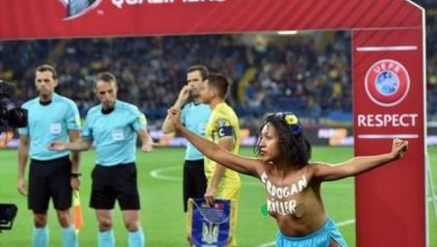 Обнаженная девушка выбежала на поле перед матчем Украина - Турция