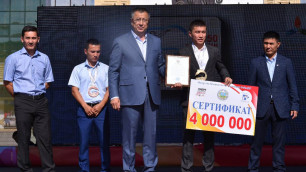 Кайрат Ералиев и Мырзагали Айтжанов получили по четыре миллиона тенге от акима ЮКО