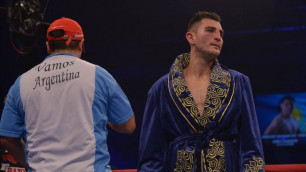 Соперник Жанкоша Турарова из Аргентины вышел в казахском чапане на бой в Астане
