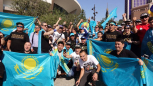 Казахстанцы устроили шествие с флагами в Лас-Вегасе в поддержку Головкина