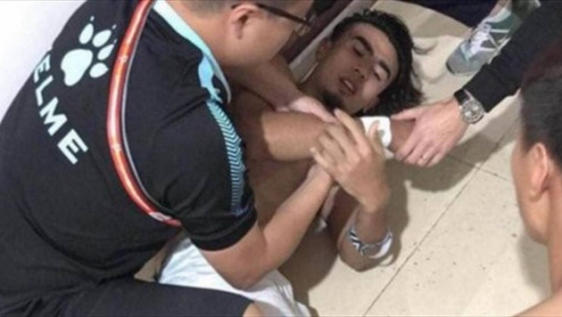 Охранники дубинками избили футболистов китайской команды в раздевалке в перерыве матча