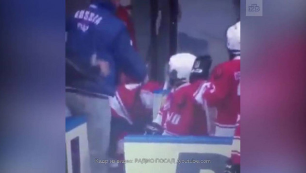 Тренер детской команды ударил хоккеиста клюшкой во время матча