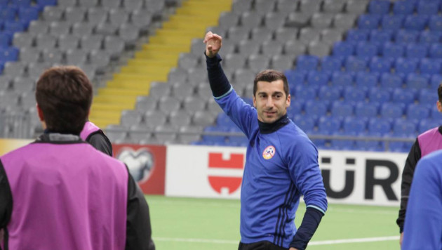 Игрок "Манчестер Юнайтед" Мхитарян и сборная Армении опробовали газон "Астана Арены"