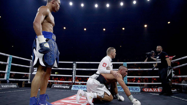 Как Юбенк нокаутировал соперника в четвертьфинале Всемирной боксерской суперсерии