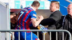 Футболист шотландского клуба набросился с кулаками на тренера после замены