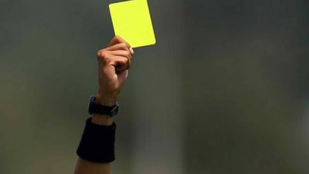 Футбольный арбитр споткнулся об игрока и показал ему желтую карточку