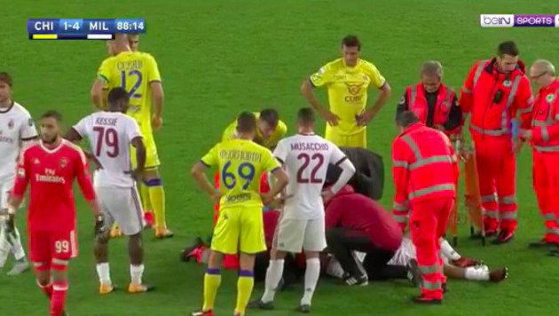 Защитник "Милана" попал в больницу после удара в голову во время матча