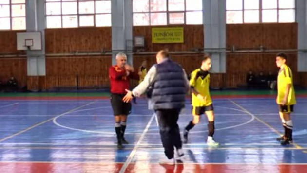 Тренер украинской команды по футзалу нокаутировал судью во время матча
