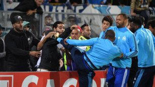 Футболист "Марселя" Патрис Эвра ударил ногой фаната и получил удаление до начала матча Лиги Европы