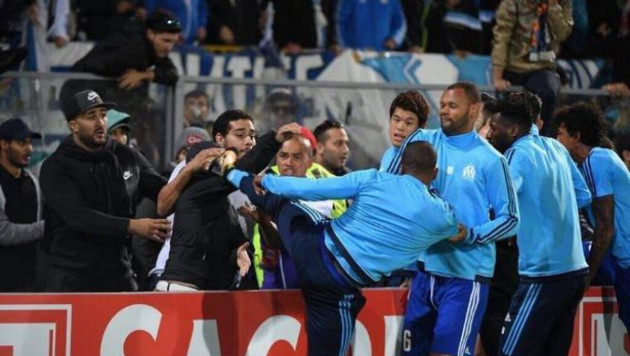 Французский клуб задумался о расставании с ударившим фаната в стиле кунг-фу футболистом