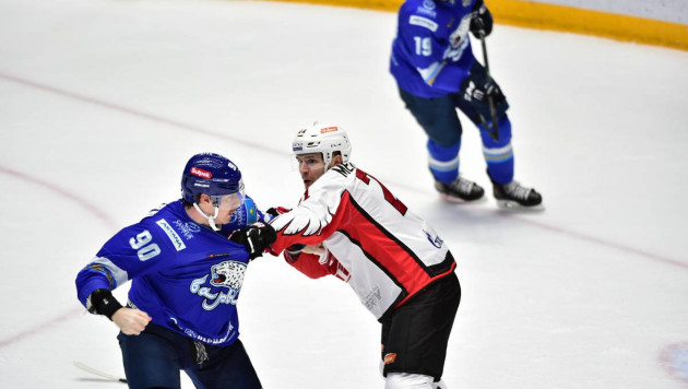 Хоккеисты "Барыса" и "Авангарда" устроили драку во время матча в Астане