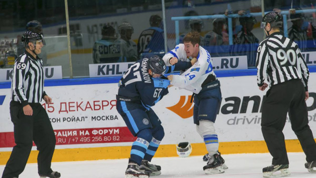 Хоккеисты "Барыса" и "Сибири" устроили драку во время матча