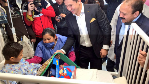 Головкин навестил с подарками детей в больнице в Мехико