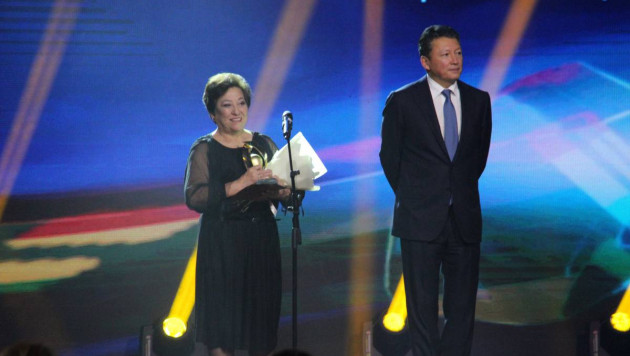 Мама Геннадия Головкина получила врученную ее сыну премию "Достояние Республики" от НОК