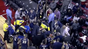 Баскетболиста реанимировали после остановки сердца во время матча