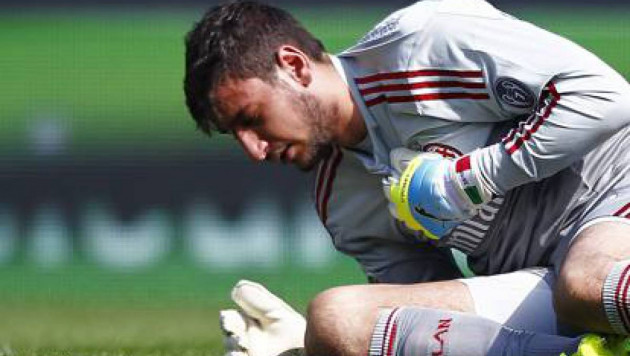 Фанаты довели до слез 18-летнего вратаря "Милана" критикой его многомиллионной зарплаты