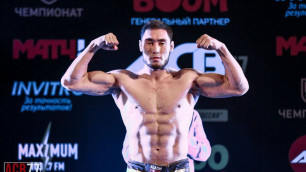 Небитый казахстанский боец одержал седьмую победу подряд нокаутом на турнире ACB в Москве