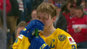 Капитан сборной Швеции выбросил медаль на трибуну после поражения в финале молодежного ЧМ по хоккею