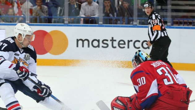 КХЛ дисквалифицировала и оштрафовала российского хоккеиста за бросок шайбы в судью
