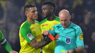Французская лига отменила удаление футболиста, которого судья ударил и показал красную карточку