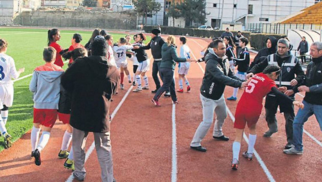 В Турции футболистки устроили массовую драку во время матча