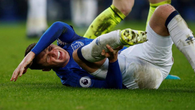 В Англии футболист вместо мяча попал по ноге соперника и нанес ему двойной перелом