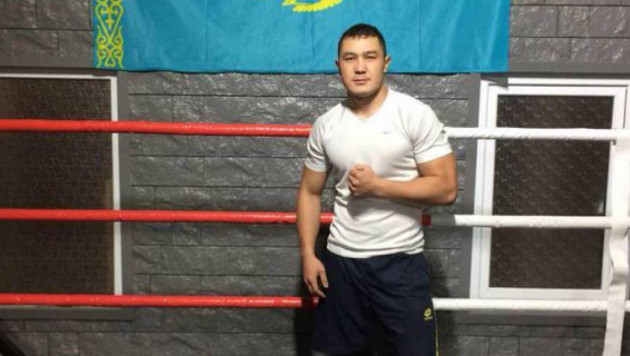 Казахстанский боксер прошел взвешивание перед дебютным боем на профи-ринге
