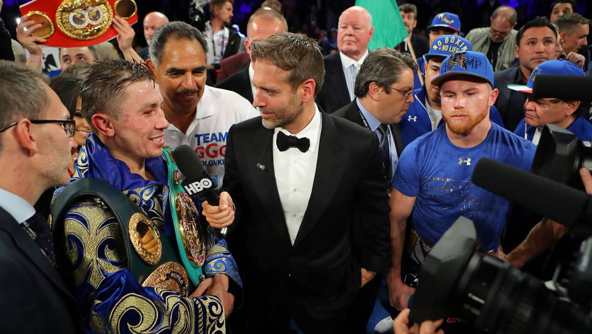 Президент Golden Boy назвал фаворита в борьбе за второй бой "Канело" и Головкина