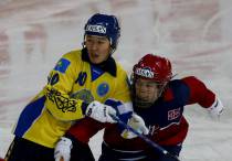 Рауан Исалиев (в желтом). Фото с сайта bandy-vm2018.ru