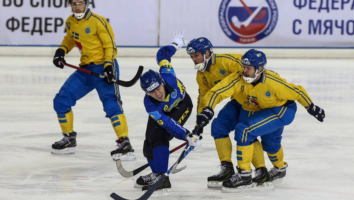 Обзор матча сборной Казахстана по бенди против действующего чемпиона в полуфинале ЧМ