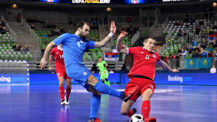 Сборная Казахстана обыгрывает Сербию после первого тайма матча 1/4 финала Евро-2018 по футзалу