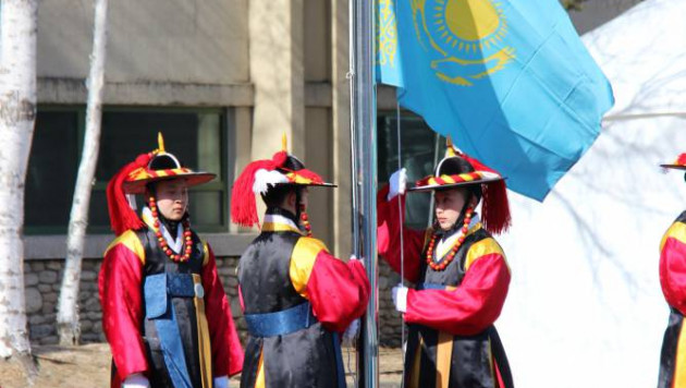 Флаг Казахстана поднят в олимпийском Пхенчхане